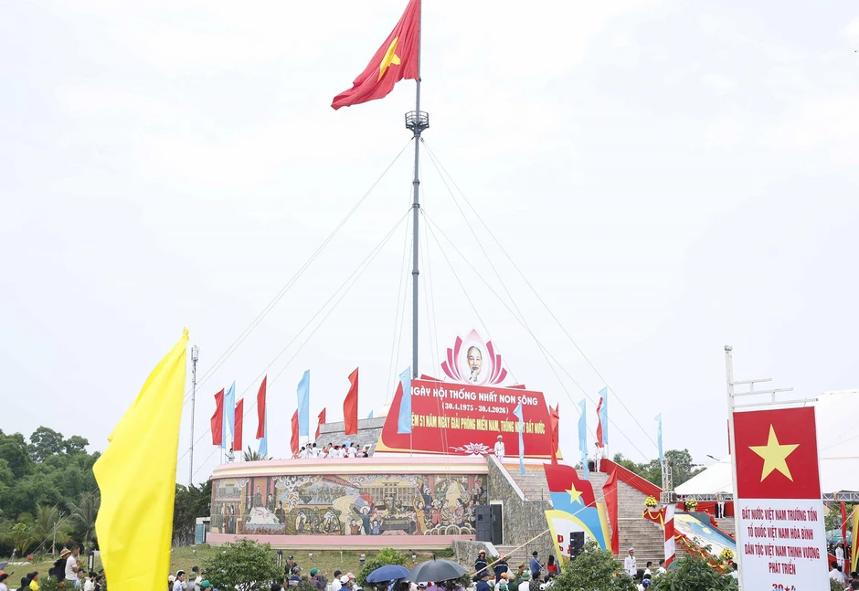 Tổng Bí thư, Chủ tịch nước dự lễ thượng cờ 'Thống nhất non sông' Tổng Bí thư, Chủ tịch nước dự lễ thượng cờ 'Thống nhất non sông'