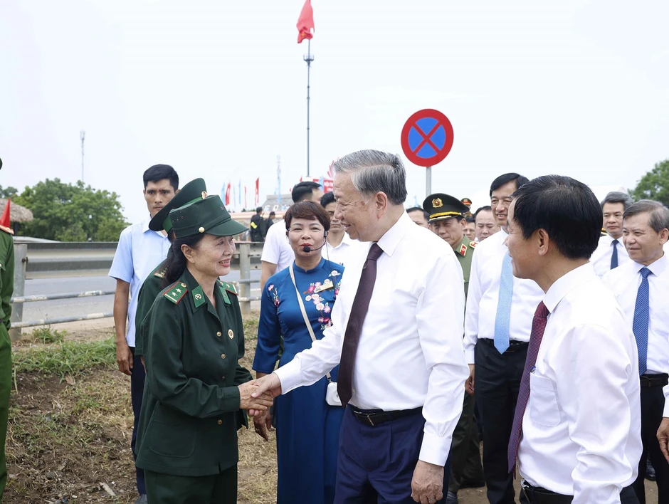 Tổng Bí thư, Chủ tịch nước dự lễ thượng cờ 'Thống nhất non sông' Tổng Bí thư, Chủ tịch nước dự lễ thượng cờ 'Thống nhất non sông'