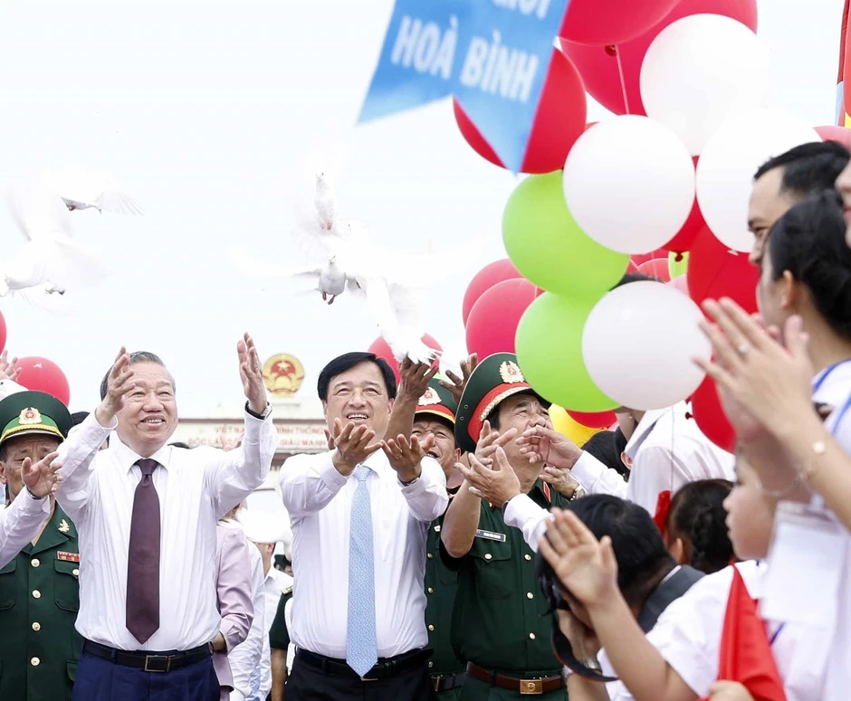 Tổng Bí thư, Chủ tịch nước dự lễ thượng cờ 'Thống nhất non sông' Tổng Bí thư, Chủ tịch nước dự lễ thượng cờ 'Thống nhất non sông'