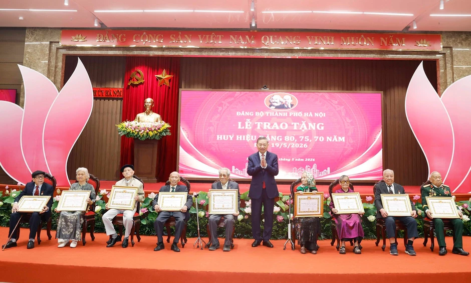 Tổng Bí thư, Chủ tịch nước dự lễ trao tặng Huy hiệu Đảng cho đảng viên ở Hà Nội Tổng Bí thư, Chủ tịch nước dự lễ trao tặng Huy hiệu Đảng cho đảng viên ở Hà Nội