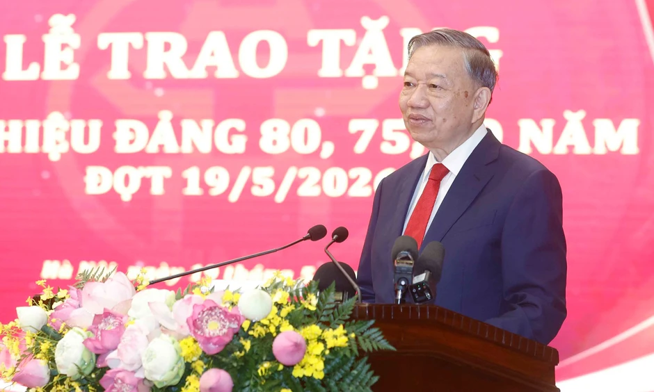 Tổng Bí thư, Chủ tịch nước dự lễ trao tặng Huy hiệu Đảng cho đảng viên ở Hà Nội Tổng Bí thư, Chủ tịch nước dự lễ trao tặng Huy hiệu Đảng cho đảng viên ở Hà Nội