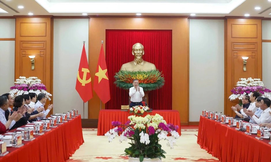 Tổng Bí thư, Chủ tịch nước: Nâng tầm báo cáo tổng kết 100 năm thành tuyên ngôn phát triển của Đảng Tổng Bí thư, Chủ tịch nước: Nâng tầm báo cáo tổng kết 100 năm thành tuyên ngôn phát triển của Đảng