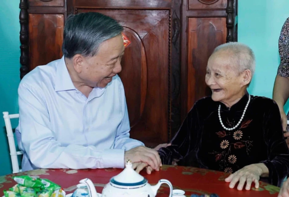 Tổng Bí thư, Chủ tịch nước thăm các nguyên lãnh đạo Đảng, Nhà nước và Mẹ Việt Nam anh hùng Tổng Bí thư, Chủ tịch nước thăm các nguyên lãnh đạo Đảng, Nhà nước và Mẹ Việt Nam anh hùng