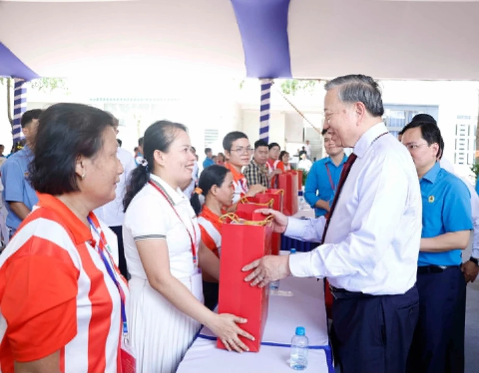 Tổng Bí thư, Chủ tịch nước thăm các nguyên lãnh đạo Đảng, Nhà nước và Mẹ Việt Nam anh hùng Tổng Bí thư, Chủ tịch nước thăm các nguyên lãnh đạo Đảng, Nhà nước và Mẹ Việt Nam anh hùng