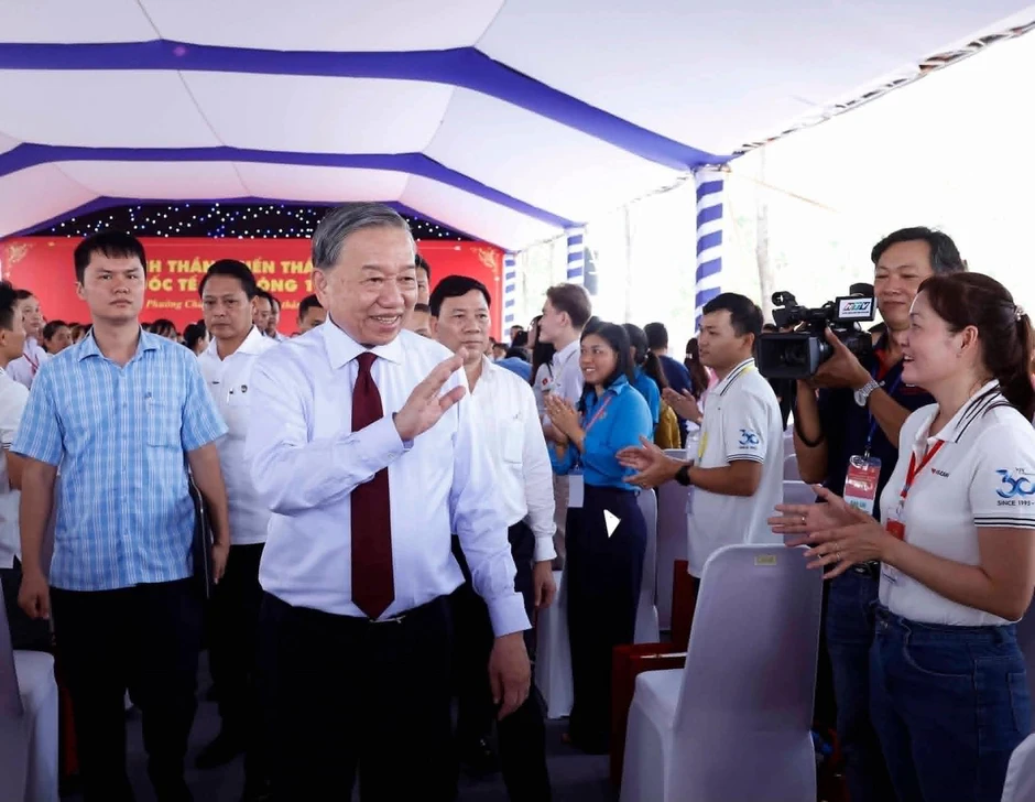 Tổng Bí thư, Chủ tịch nước thăm các nguyên lãnh đạo Đảng, Nhà nước và Mẹ Việt Nam anh hùng Tổng Bí thư, Chủ tịch nước thăm các nguyên lãnh đạo Đảng, Nhà nước và Mẹ Việt Nam anh hùng
