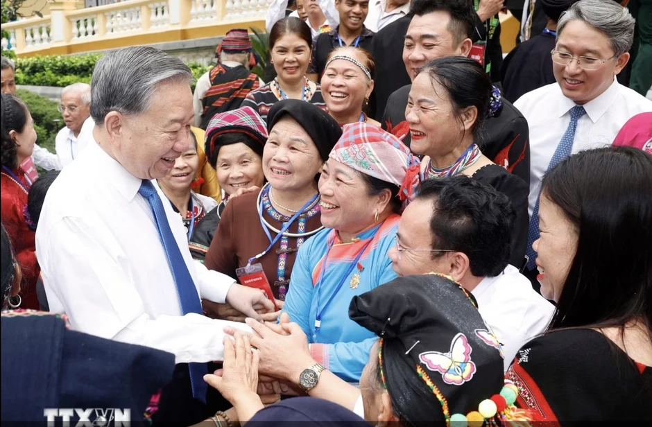 Tổng Bí thư, Chủ tịch nước tiếp các già làng, người có uy tín tiêu biểu Tổng Bí thư, Chủ tịch nước tiếp các già làng, người có uy tín tiêu biểu