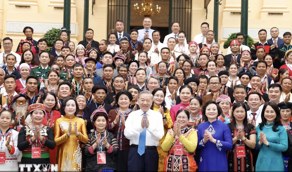 Tổng Bí thư, Chủ tịch nước tiếp các già làng, người có uy tín tiêu biểu Tổng Bí thư, Chủ tịch nước tiếp các già làng, người có uy tín tiêu biểu