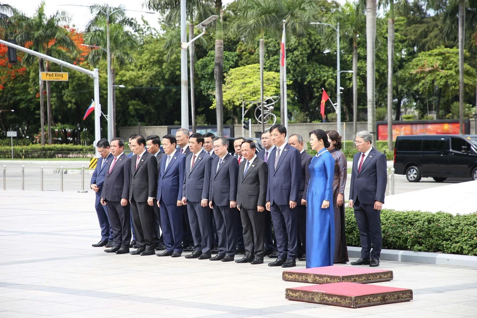 Tổng Bí thư, Chủ tịch nước Tô Lâm dâng hoa tại Đài tưởng niệm anh hùng dân tộc Philippines Jose Rizal Tổng Bí thư, Chủ tịch nước Tô Lâm dâng hoa tại Đài tưởng niệm anh hùng dân tộc Philippines Jose Rizal