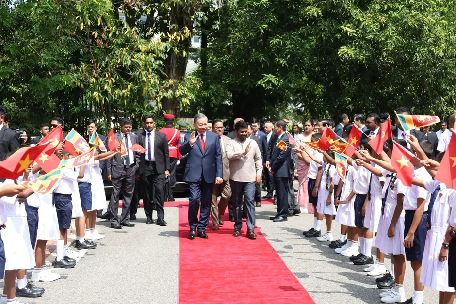 Tổng Bí thư, Chủ tịch nước Tô Lâm dâng hoa tại Tượng Chủ tịch Hồ Chí Minh ở thủ đô Colombo Tổng Bí thư, Chủ tịch nước Tô Lâm dâng hoa tại Tượng Chủ tịch Hồ Chí Minh ở thủ đô Colombo