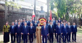 Tổng Bí thư, Chủ tịch nước Tô Lâm dâng hoa tại Tượng đài Chủ tịch Hồ Chí Minh, Philippines