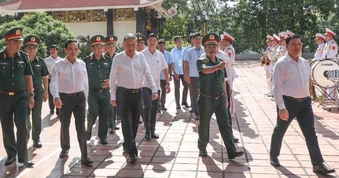 Tổng Bí thư, Chủ tịch nước Tô Lâm dâng hương tại Công viên Lê Thị Riêng