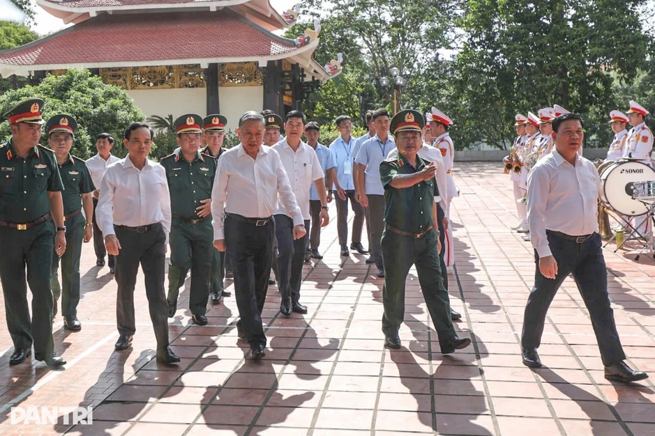Tổng Bí thư, Chủ tịch nước Tô Lâm dâng hương tại Công viên Lê Thị Riêng Tổng Bí thư, Chủ tịch nước Tô Lâm dâng hương tại Công viên Lê Thị Riêng
