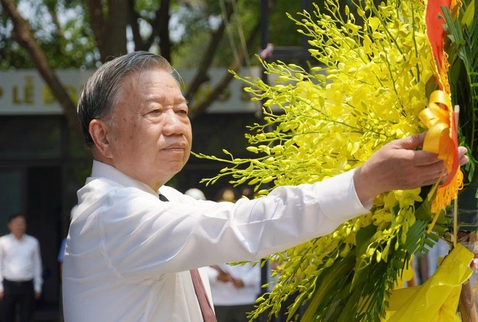 Tổng Bí thư, Chủ tịch nước Tô Lâm dâng hương, tri ân các anh hùng liệt sĩ tại Quảng Trị Tổng Bí thư, Chủ tịch nước Tô Lâm dâng hương, tri ân các anh hùng liệt sĩ tại Quảng Trị