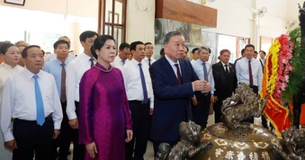 Tổng Bí thư, Chủ tịch nước Tô Lâm dâng hương tưởng nhớ Chủ tịch Hồ Chí Minh tại Thái Lan