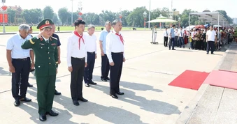 Tổng Bí thư, Chủ tịch nước Tô Lâm dâng hương tưởng nhớ Chủ tịch Hồ Chí Minh