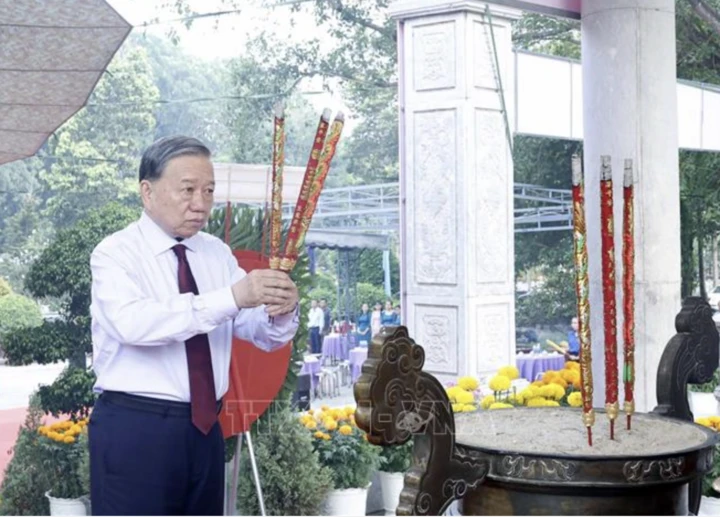 Tổng Bí thư, Chủ tịch nước Tô Lâm dâng hương tưởng niệm các Anh hùng liệt sĩ Tổng Bí thư, Chủ tịch nước Tô Lâm dâng hương tưởng niệm các Anh hùng liệt sĩ