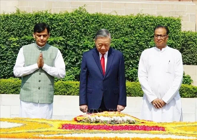 Tổng Bí thư, Chủ tịch nước Tô Lâm đặt vòng hoa tại Khu tưởng niệm Mahatma Gandhi và Tượng Chủ tịch Hồ Chí Minh