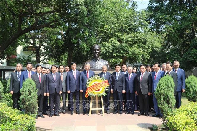 Tổng Bí thư, Chủ tịch nước Tô Lâm đặt vòng hoa tại Tượng Chủ tịch Hồ Chí Minh