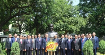 Tổng Bí thư, Chủ tịch nước Tô Lâm đặt vòng hoa tưởng niệm Chủ tịch Hồ Chí Minh tại Ấn Độ