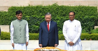 Tổng Bí thư, Chủ tịch nước Tô Lâm đặt vòng hoa tưởng niệm Mahatma Gandhi tại Ấn Độ