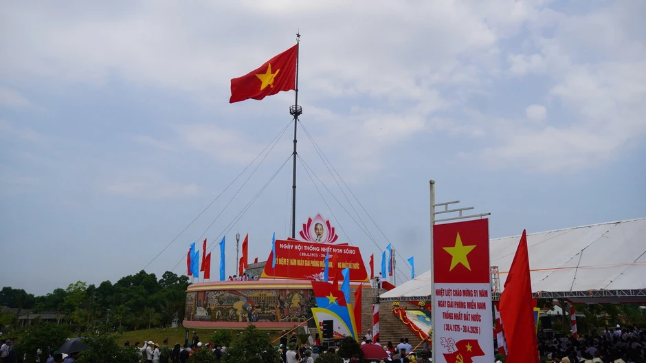 Tổng Bí thư, Chủ tịch nước Tô Lâm dự Lễ Thượng cờ "Thống nhất non" sông ở Quảng Trị Tổng Bí thư, Chủ tịch nước Tô Lâm dự Lễ Thượng cờ "Thống nhất non" sông ở Quảng Trị
