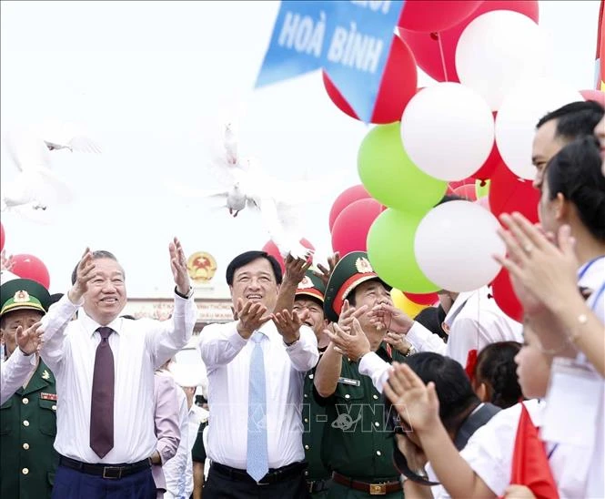 Tổng Bí thư, Chủ tịch nước Tô Lâm dự Lễ thượng cờ "Thống nhất non sông" năm 2026 tại Quảng Trị Tổng Bí thư, Chủ tịch nước Tô Lâm dự Lễ thượng cờ "Thống nhất non sông" năm 2026 tại Quảng Trị