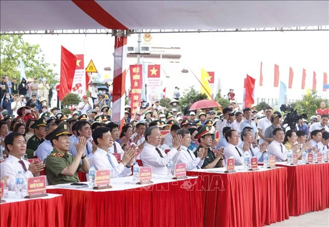 Tổng Bí thư, Chủ tịch nước Tô Lâm dự Lễ thượng cờ "Thống nhất non sông" năm 2026 tại Quảng Trị Tổng Bí thư, Chủ tịch nước Tô Lâm dự Lễ thượng cờ "Thống nhất non sông" năm 2026 tại Quảng Trị