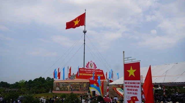 Tổng Bí thư, Chủ tịch nước Tô Lâm dự Lễ Thượng cờ "Thống nhất non sông" ở Quảng Trị Tổng Bí thư, Chủ tịch nước Tô Lâm dự Lễ Thượng cờ "Thống nhất non sông" ở Quảng Trị