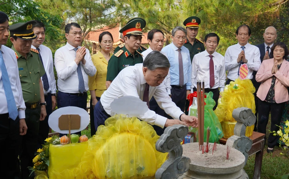 Tổng Bí thư, Chủ tịch nước Tô Lâm dự Lễ Thượng cờ "Thống nhất non sông" ở Quảng Trị Tổng Bí thư, Chủ tịch nước Tô Lâm dự Lễ Thượng cờ "Thống nhất non sông" ở Quảng Trị