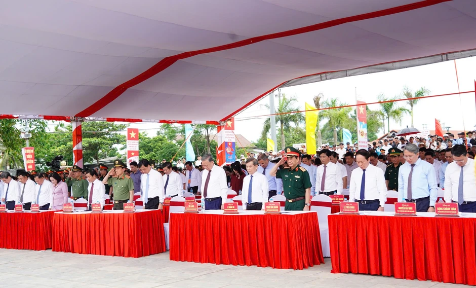 Tổng Bí thư, Chủ tịch nước Tô Lâm dự Lễ Thượng cờ "Thống nhất non sông" ở Quảng Trị Tổng Bí thư, Chủ tịch nước Tô Lâm dự Lễ Thượng cờ "Thống nhất non sông" ở Quảng Trị