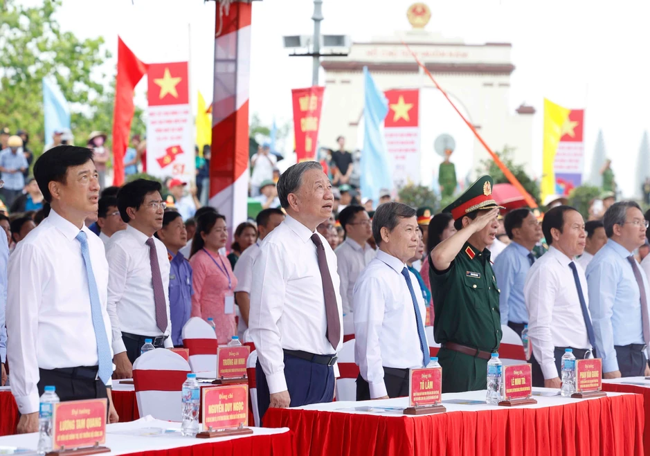 Tổng Bí thư, Chủ tịch nước Tô Lâm dự Lễ Thượng cờ "Thống nhất non sông" tại Quảng Trị Tổng Bí thư, Chủ tịch nước Tô Lâm dự Lễ Thượng cờ "Thống nhất non sông" tại Quảng Trị