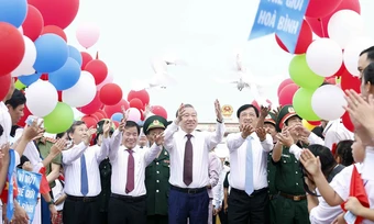 Tổng Bí thư, Chủ tịch nước Tô Lâm dự lễ thượng cờ Thống nhất non sông