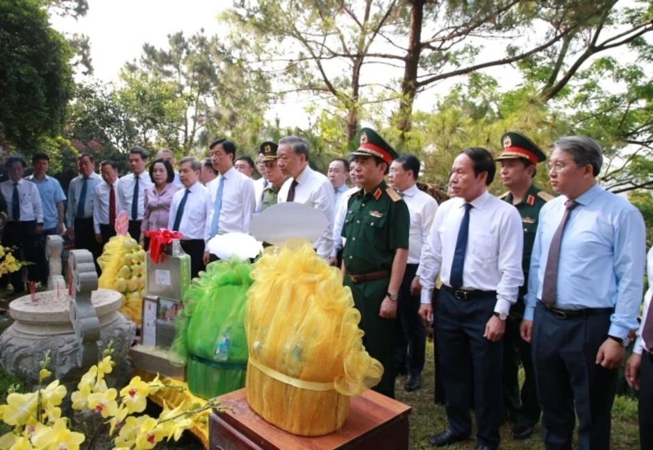 Tổng Bí thư, Chủ tịch nước Tô Lâm dự lễ thượng cờ Thống nhất non sông Tổng Bí thư, Chủ tịch nước Tô Lâm dự lễ thượng cờ Thống nhất non sông