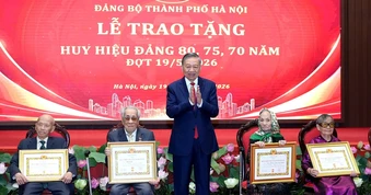 Tổng Bí thư, Chủ tịch nước Tô Lâm dự Lễ trao tặng Huy hiệu Đảng tại Hà Nội