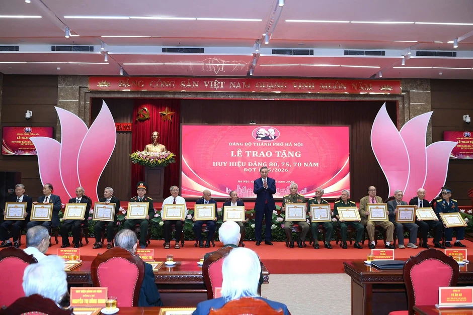 Tổng Bí thư, Chủ tịch nước Tô Lâm dự Lễ trao tặng Huy hiệu Đảng tại Hà Nội