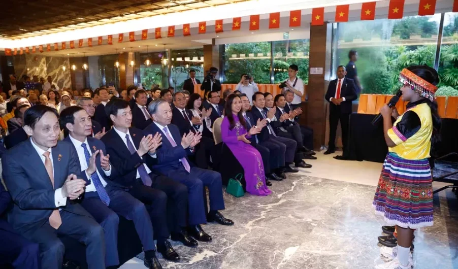 Tổng Bí thư, Chủ tịch nước Tô Lâm gặp gỡ cán bộ cơ quan đại diện và cộng đồng người Việt Nam tại Sri Lanka Tổng Bí thư, Chủ tịch nước Tô Lâm gặp gỡ cán bộ cơ quan đại diện và cộng đồng người Việt Nam tại Sri Lanka
