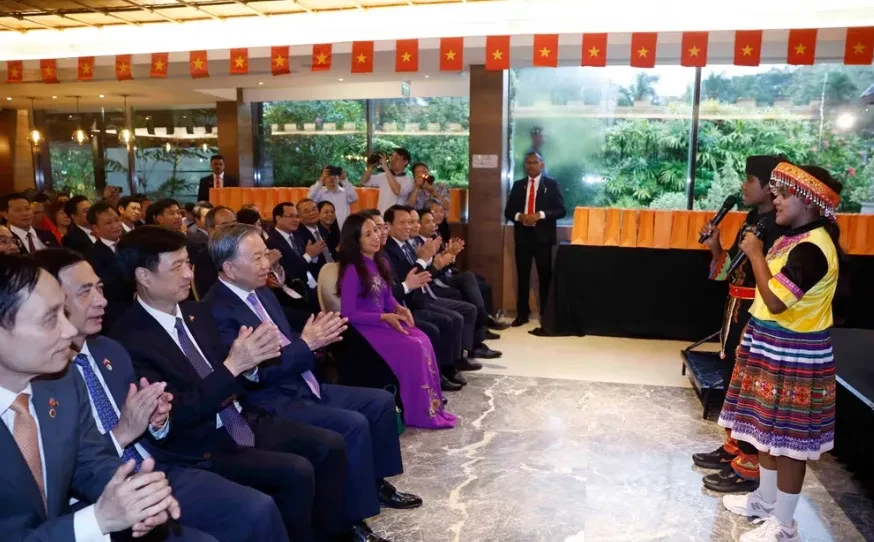 Tổng Bí thư, Chủ tịch nước Tô Lâm gặp gỡ cán bộ cơ quan đại diện và cộng đồng người Việt Nam tại Sri Lanka Tổng Bí thư, Chủ tịch nước Tô Lâm gặp gỡ cán bộ cơ quan đại diện và cộng đồng người Việt Nam tại Sri Lanka