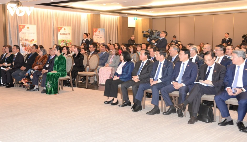 Tổng Bí thư, Chủ tịch nước Tô Lâm gặp gỡ cán bộ Đại sứ quán, cộng đồng người Việt Nam tại New Zealand Tổng Bí thư, Chủ tịch nước Tô Lâm gặp gỡ cán bộ Đại sứ quán, cộng đồng người Việt Nam tại New Zealand