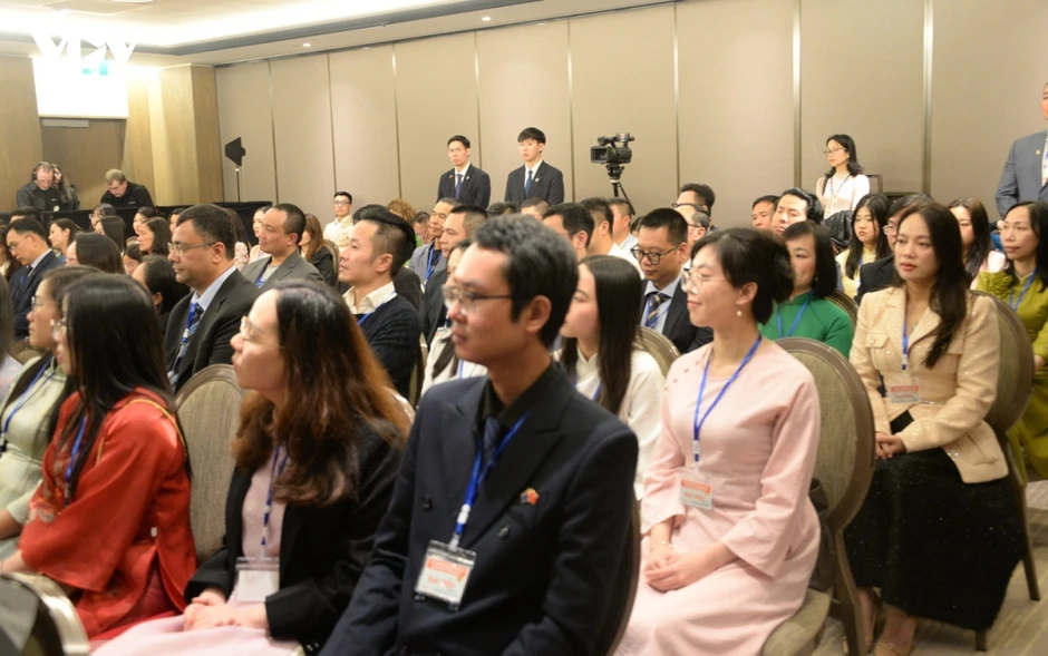 Tổng Bí thư, Chủ tịch nước Tô Lâm gặp gỡ cán bộ Đại sứ quán, cộng đồng người Việt Nam tại New Zealand Tổng Bí thư, Chủ tịch nước Tô Lâm gặp gỡ cán bộ Đại sứ quán, cộng đồng người Việt Nam tại New Zealand