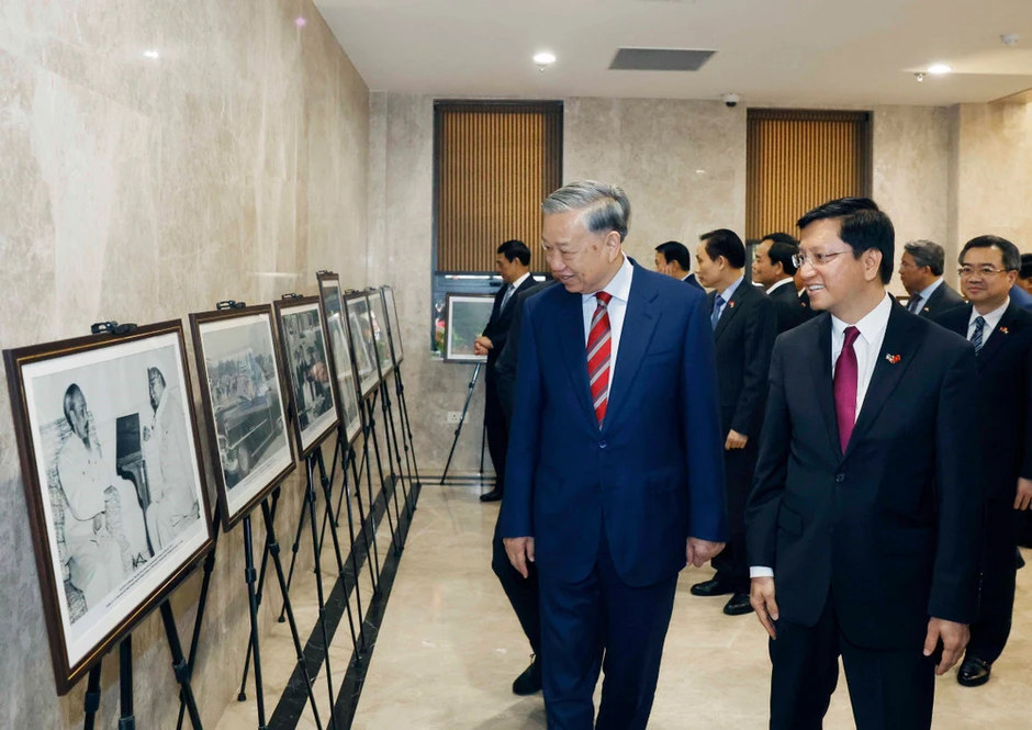 Tổng Bí thư, Chủ tịch nước Tô Lâm gặp gỡ cán bộ Đại sứ quán và cộng đồng người Việt Nam tại Ấn Độ Tổng Bí thư, Chủ tịch nước Tô Lâm gặp gỡ cán bộ Đại sứ quán và cộng đồng người Việt Nam tại Ấn Độ
