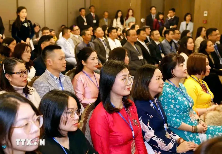 Tổng Bí thư, Chủ tịch nước Tô Lâm gặp gỡ cán bộ, nhân viên Đại sứ quán và cộng đồng người Việt Nam tại New Zealand