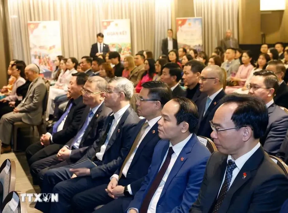 Tổng Bí thư, Chủ tịch nước Tô Lâm gặp gỡ cán bộ, nhân viên Đại sứ quán và cộng đồng người Việt Nam tại New Zealand