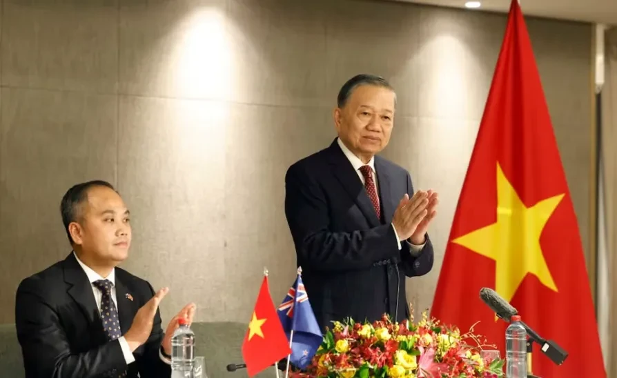 Tổng Bí thư, Chủ tịch nước Tô Lâm gặp gỡ cán bộ, nhân viên Đại sứ quán và người Việt Nam tại New Zealand Tổng Bí thư, Chủ tịch nước Tô Lâm gặp gỡ cán bộ, nhân viên Đại sứ quán và người Việt Nam tại New Zealand