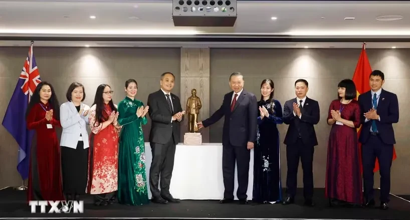 Tổng Bí thư, Chủ tịch nước Tô Lâm gặp gỡ cán bộ, nhân viên Đại sứ quán và người Việt Nam tại New Zealand Tổng Bí thư, Chủ tịch nước Tô Lâm gặp gỡ cán bộ, nhân viên Đại sứ quán và người Việt Nam tại New Zealand