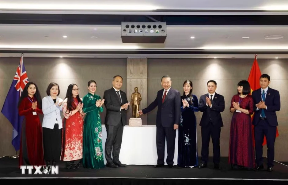 Tổng Bí thư, Chủ tịch nước Tô Lâm gặp gỡ cán bộ sứ quán và người Việt Nam tại New Zealand Tổng Bí thư, Chủ tịch nước Tô Lâm gặp gỡ cán bộ sứ quán và người Việt Nam tại New Zealand
