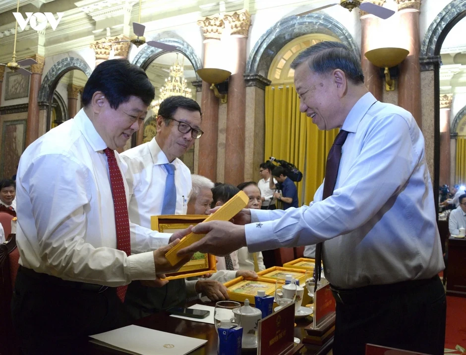 Tổng Bí thư, Chủ tịch nước Tô Lâm gặp mặt 101 nhà báo tiêu biểu Tổng Bí thư, Chủ tịch nước Tô Lâm gặp mặt 101 nhà báo tiêu biểu