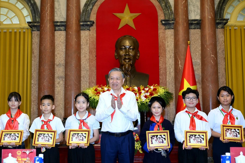 Tổng Bí thư, Chủ tịch nước Tô Lâm gặp mặt đội viên, thiếu niên tiêu biểu Tổng Bí thư, Chủ tịch nước Tô Lâm gặp mặt đội viên, thiếu niên tiêu biểu