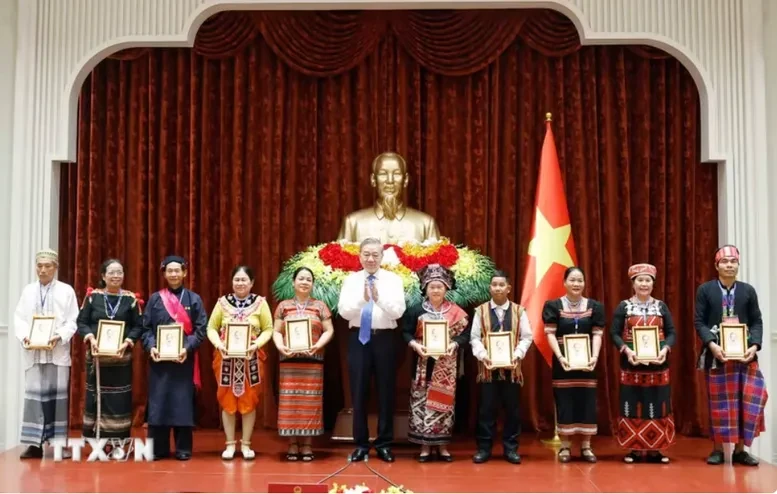 Tổng Bí thư, Chủ tịch nước Tô Lâm: Già làng, trưởng bản góp phần củng cố khối đại đoàn kết toàn dân tộc Tổng Bí thư, Chủ tịch nước Tô Lâm: Già làng, trưởng bản góp phần củng cố khối đại đoàn kết toàn dân tộc