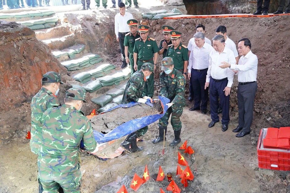 Tổng Bí thư, Chủ tịch nước Tô Lâm kiểm tra công tác tìm kiếm, quy tập hài cốt liệt sỹ tại công viên Lê Thị Riêng Tổng Bí thư, Chủ tịch nước Tô Lâm kiểm tra công tác tìm kiếm, quy tập hài cốt liệt sỹ tại công viên Lê Thị Riêng