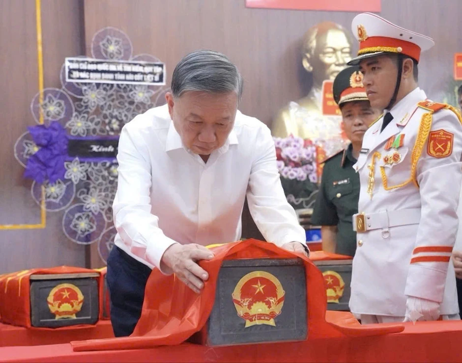 Tổng Bí thư, Chủ tịch nước Tô Lâm kiểm tra công tác tìm kiếm, quy tập hài cốt liệt sỹ tại công viên Lê Thị Riêng Tổng Bí thư, Chủ tịch nước Tô Lâm kiểm tra công tác tìm kiếm, quy tập hài cốt liệt sỹ tại công viên Lê Thị Riêng